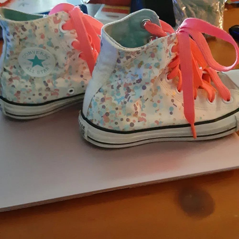 Converse sneakers-womens size 6 - Picture 2 of 6